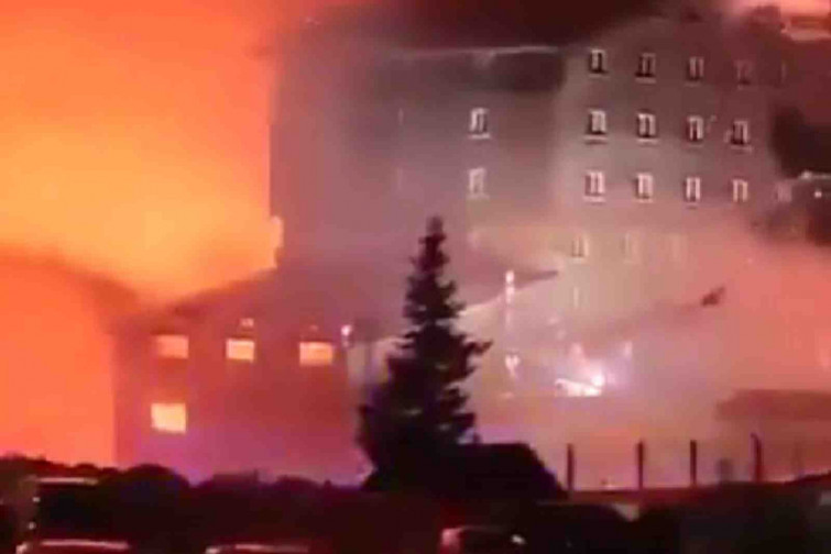 Al menos 66 muertos en el incendio de un hotel con huéspedes saltando por las ventanas