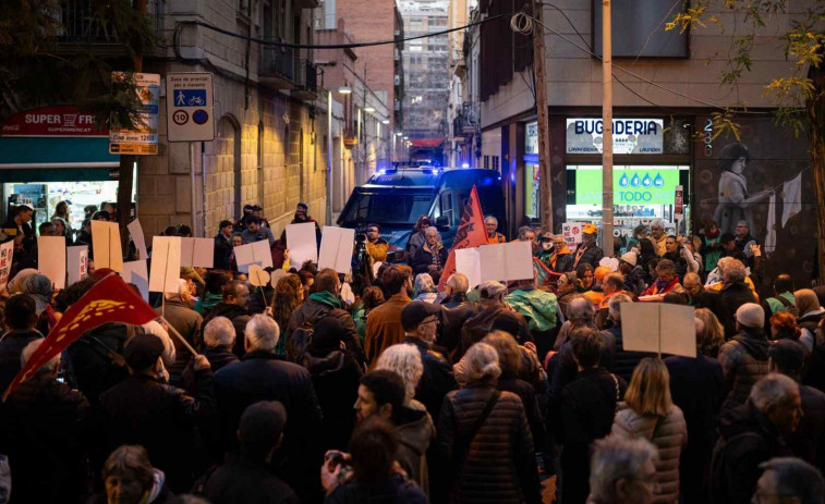 Protesta ante la sede de Junts en Barcelona por tumbar el decreto ómnibus: 