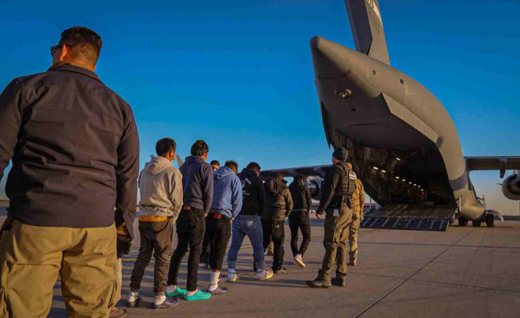 ¡Empieza la purga! El Gobierno de Trump publica imágenes de inmigrantes atados con cadenas
