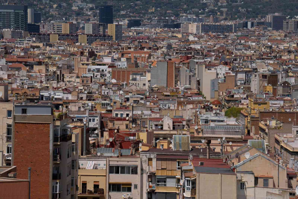 Varios edificios de viviendas vistos desde el mirador del Poble Sec, a 17 de mayo de 2023, en Barcelona