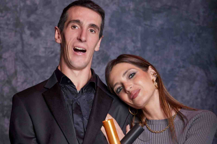 Álex Roca recibe el premio Men's Health de la mano de Sara Carbonero: un ejemplo de superación