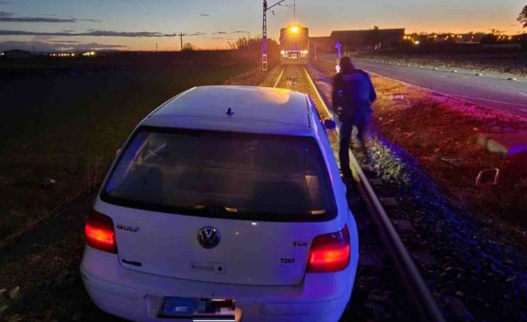 Un conductor confunde la vía del tren con un camino lateral y casi provoca una tragedia en Lleida