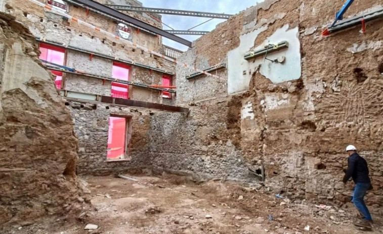 Se derrumba el edificio histórico Cal Guivernau, en Roda de Berà, durante las obras de rehabilitación