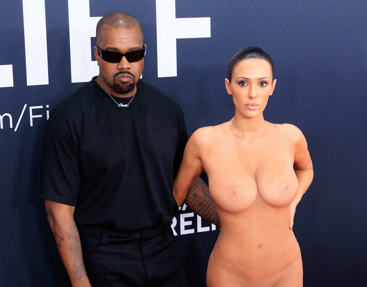 Polémica en los Grammy: Bianca Censori, esposa de Kanye West, posa desnuda en la alfombra roja