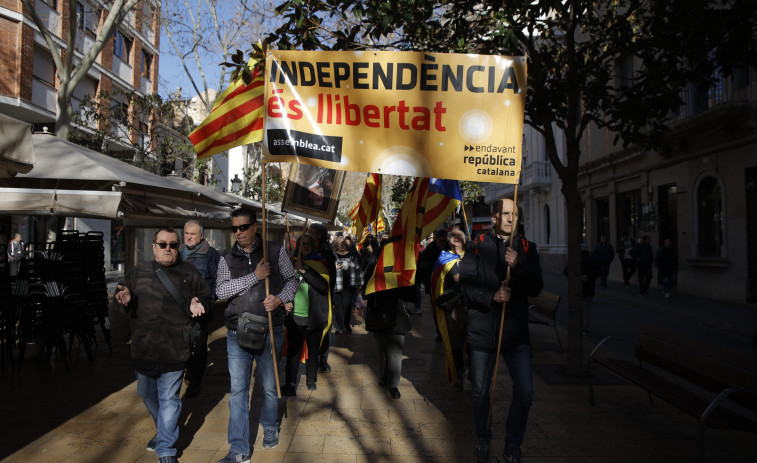Un centenar de personas se manifiesta en L'Hospitalet contra el Rey