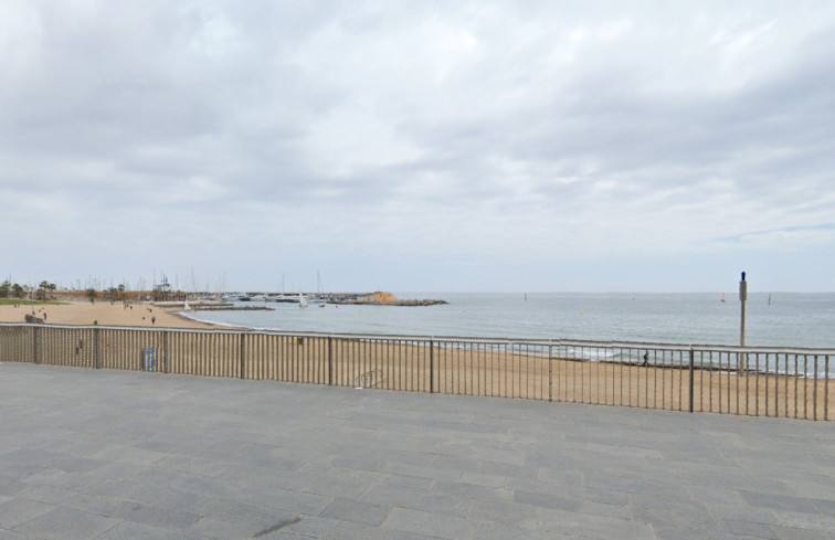 Aparece un cadáver vestido y sin documentación en la playa del Somorrostro de Barcelona