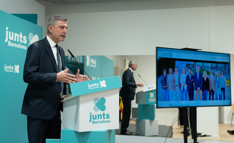 Junts pregunta a Collboni si la Urbana multa a vehículos con el distintivo CAT en la matrícul