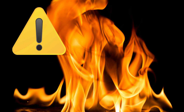 Prenden fuego a un coche de la policía local de Santa Bàrbara