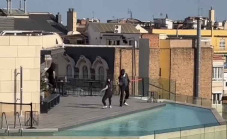 ¡Insólito! Graban a dos personas haciendo esgrima en un tejado de Barcelona