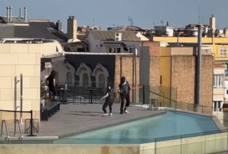 ¡Insólito! Graban a dos personas haciendo esgrima en un tejado de Barcelona