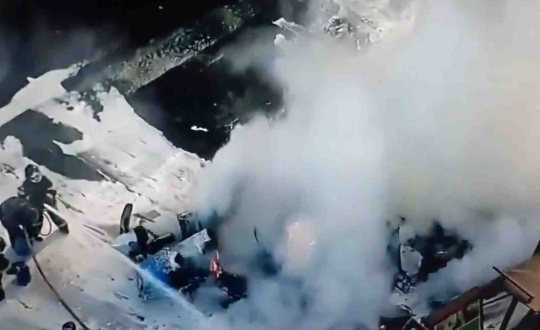 VÍDEO | Un avión se estrella contra un autobús mientras realizaba un aterrizaje de emergencia