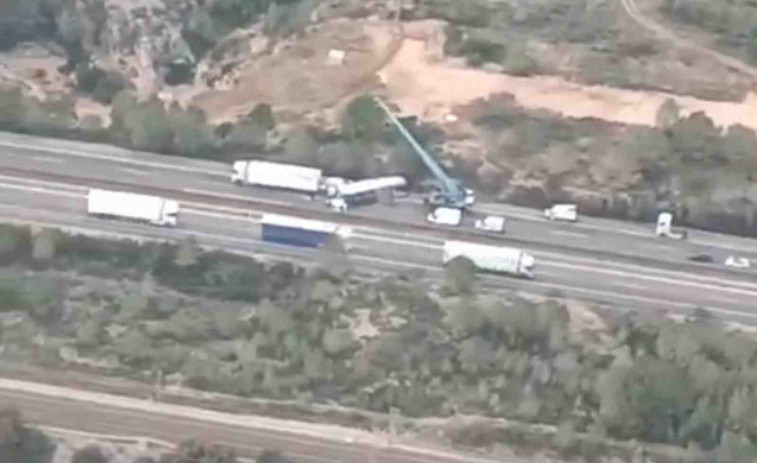 Atasco total: Un camión volcado en la AP-7 deja 13 km de retenciones en Vandellòs