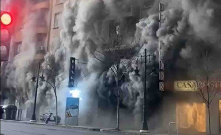 Gran incendio en el centro de Valencia: un bingo está en llamas y ha provocado una gran humareda