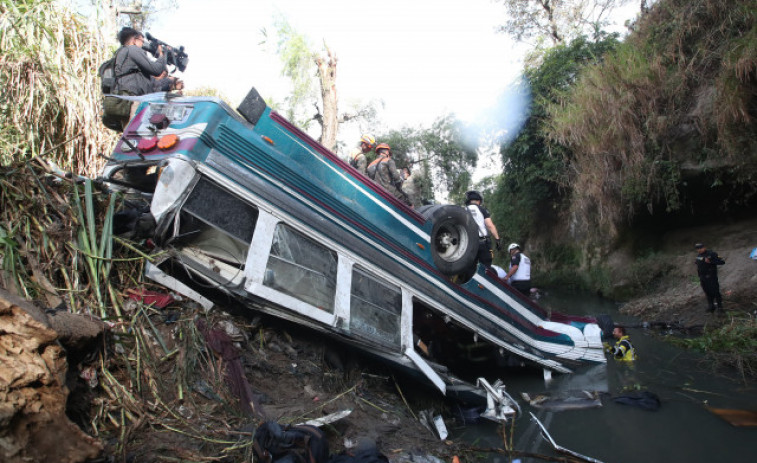 Al menos 54 muertos en Guatemala por un accidente de autobús