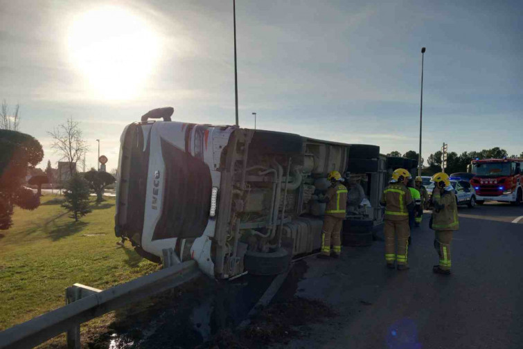 Un camión de cerdos vuelca en la N-240: Caos, animales muertos y tráfico colapsado