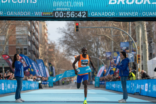 El ugandés Jacob Kiplimo bate el récord mundial de la media maratón en Barcelona