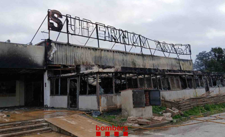 Impactante incendio arrasa un bazar en Roses esta madrugada: las llamas devoran el local en minutos