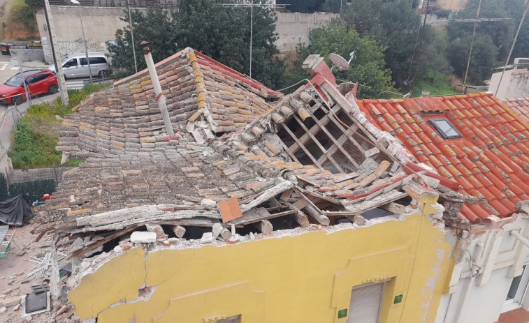 El derrumbe del techo de una casa en El Masnou obliga a evacuar a sus inquilinos