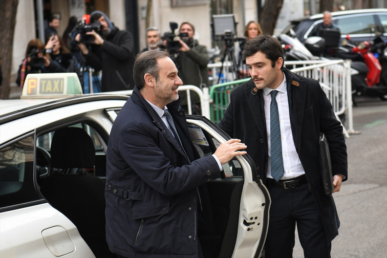 El Supremo prohíbe a Ábalos salir del país, le retira el pasaporte y le obliga a comparecer cada 15 días