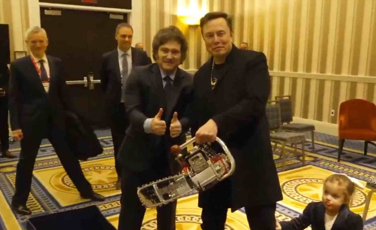 VÍDEO | El insólito momento en que Milei regala una sierra eléctrica a Elon Musk