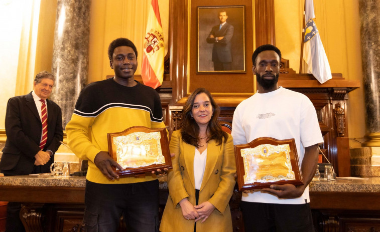 Los dos senegaleses que auxiliaron a Samuel Luiz, hijos adoptivos de A Coruña: 