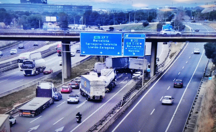 Cortada la AP-7 en Sant Cugat del Vallès en sentido sur, por un accidente múltiple