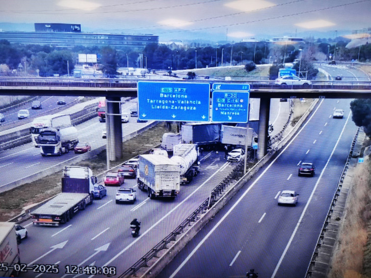 Cortada la AP-7 en Sant Cugat del Vallès en sentido sur, por un accidente múltiple