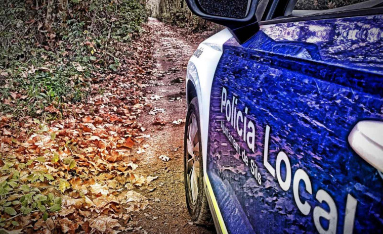 La policía de Sils patrulla las calles a pie por falta de vehículos en buen estado
