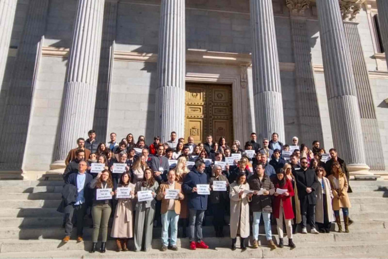 ¿Bulos en el Congreso? Los periodistas se enfrentan a Vito Quiles y Bertrand Ndongo