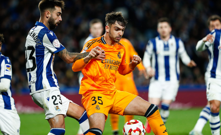 El árbitro del Real Sociedad-Real Madrid frenó el partido tras el cántico de 