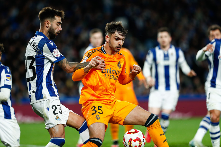 El árbitro del Real Sociedad-Real Madrid frenó el partido tras el cántico de 