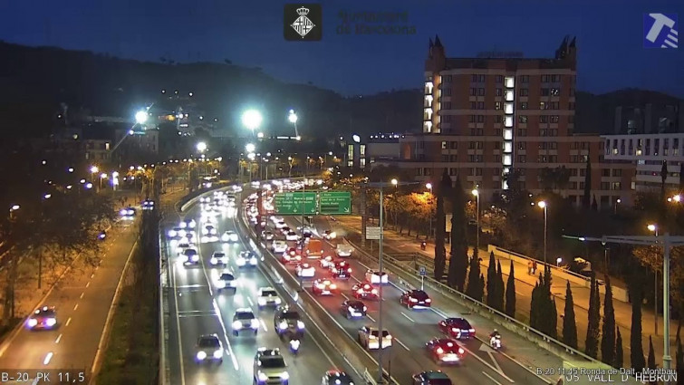 Colas de 8,5 kilómetros en la Ronda de Dalt de Barcelona tras un accidente