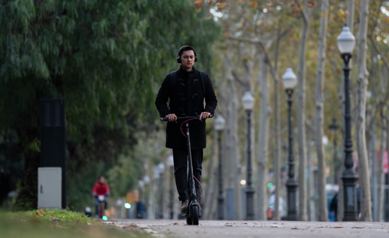Barcelona multa a 2.943 patinetes eléctricos en el primer mes de la nueva Ordenanza de circulación