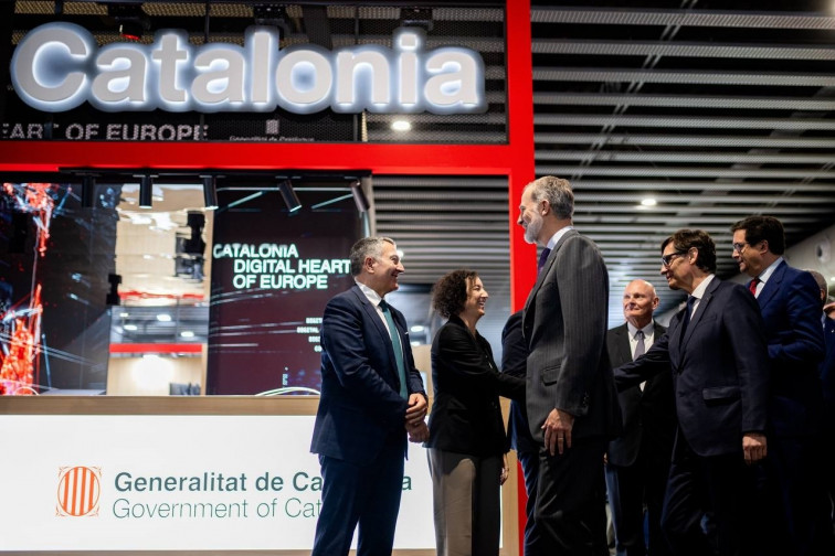 El Rey vuelve a visitar el estand de la Generalitat en el Mobile tras ocho años