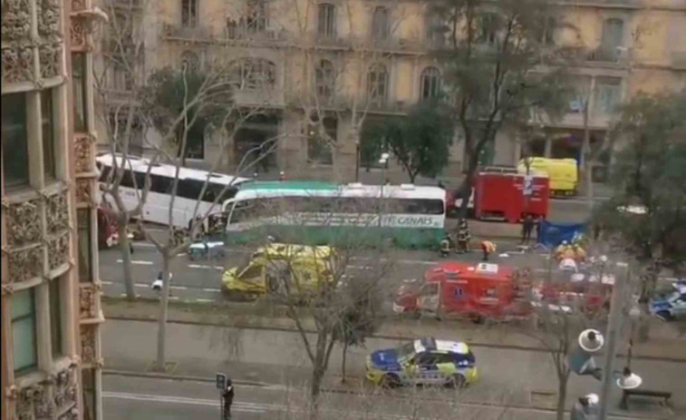 Caos en Barcelona: suben a 51 los heridos, 4 críticos, por el choque de dos autocares en la Diagonal