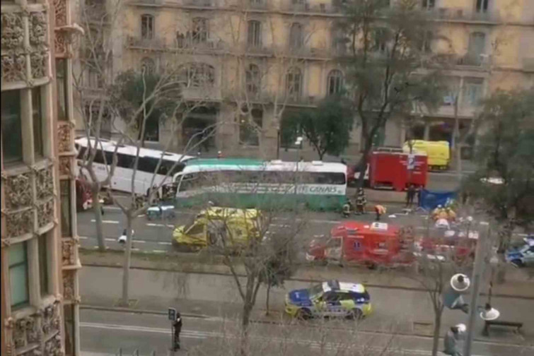 Caos en Barcelona: suben a 51 los heridos, 4 críticos, por el choque de dos autocares en la Diagonal