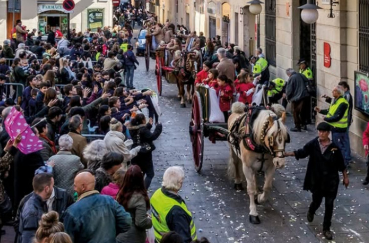 La tradición sigue más viva que nunca: la Vila de Gràcia de Barcelona vibra con Sant Medir