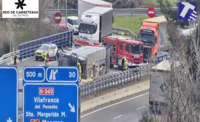 Caos en la AP-7: la autopista, cortada después de que vuelque un camión que transportaba cerdos