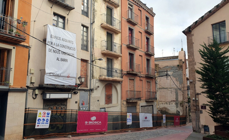 Rescate a contrarreloj en Lleida: dos gatos llevan 12 días atrapados en un edificio desalojado