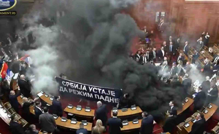 Caos en el Parlamento de Serbia: Diputados lanzan gases lacrimógenos contra el Gobierno