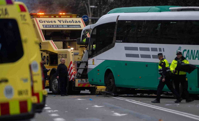 Un peatón despistado podría haber provocado el brutal accidente entre dos autocares en Barcelona