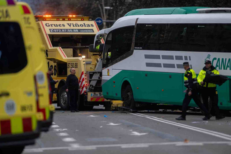 Un peatón despistado podría haber provocado el brutal accidente entre dos autocares en Barcelona
