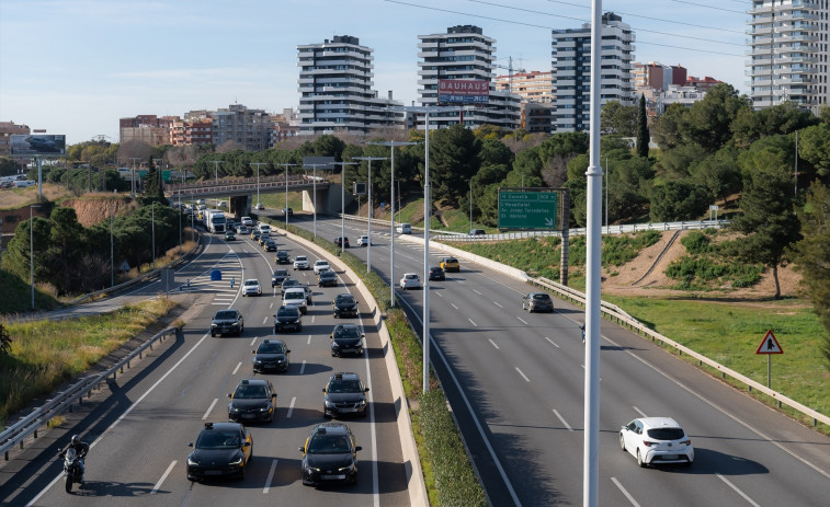 Barcelona desmantela un asentamiento de personas sin hogar en la Ronda Litoral