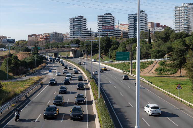 Barcelona desmantela un asentamiento de personas sin hogar en la Ronda Litoral