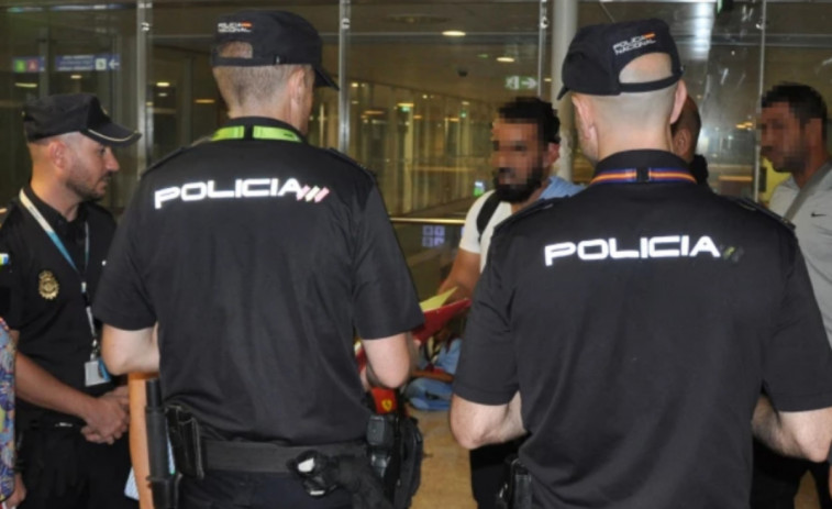 Expulsados de España 15 delincuentes multirreincidentes que actuaban en Catalunya