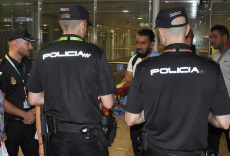 Expulsados de España 15 delincuentes multirreincidentes que actuaban en Catalunya