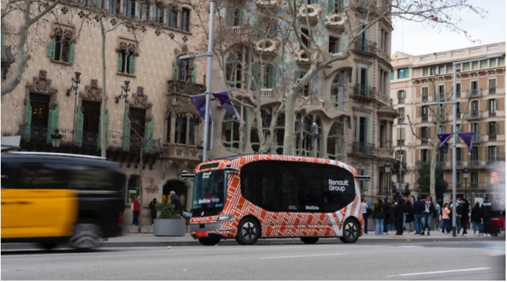 Caos y frustración durante las pruebas piloto del bus sin conductor en Barcelona