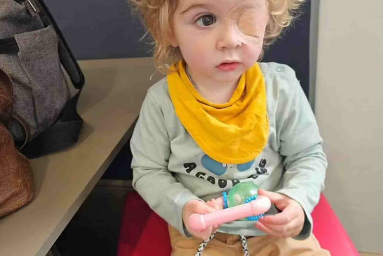 ¡No dejes que besen a tu bebé! Un simple beso le costó un ojo a este niño de dos años