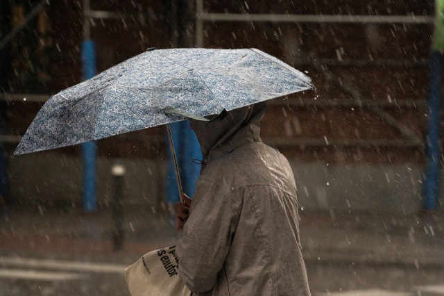 EuropaPress 5234871 mujer paraguas lluvia 29 mayo 2023 madrid espana agencia estatal 1