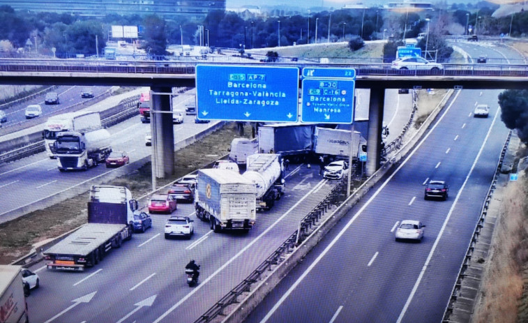Retenciones de 8 kilómetros en la AP-7 en Ulldecona en sentido sur por un accidente